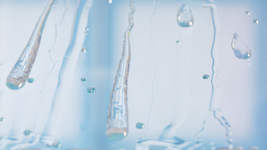 Стекло, обработанное по технологии RAVAK AntiCalc® отталкивает воду.